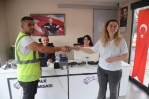 Karabük’ün Safranbolu ilçesinde belediyede çalışan temizlik görevlisi parkta, içerisinde yüklü