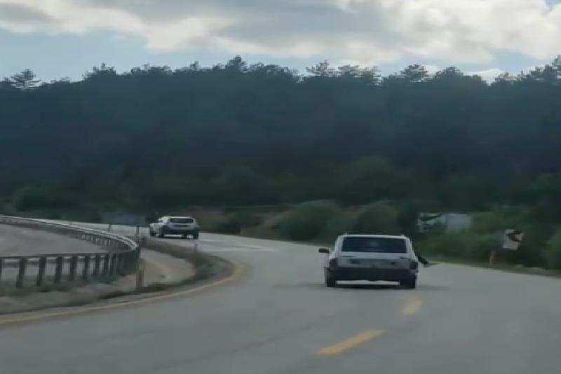 Trafikteki tehlikeli yolculuk kameraya yansıdı: Ayaklarını camdan sarkıttı Kastamonu’da ayaklarını otomobilin camından sarkıtan vatandaş ölüme davetiye çıkarttı. O