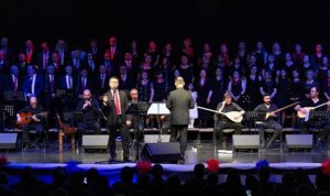 Şef Ali Hikmet Gökçen yönetiminde sahneye çıkan Gaziemir Belediyesi Türk