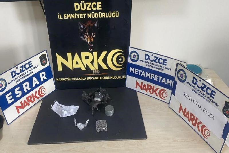 DÜZCE(İHA) – Düzce’de uyuşturucu polis ekiplerince yapılan çalışmada metalfetamin, esrar