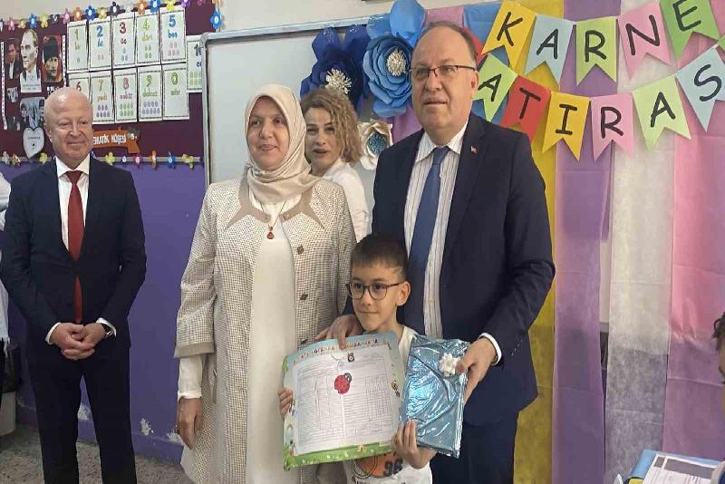 Zonguldak Valisi Mustafa Tutulmaz, eşiyle birlikte Fener İlkokulundaki karne törenine