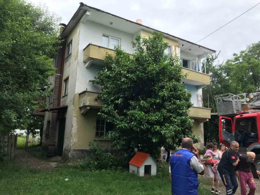 Zonguldak’ın Çaycuma ilçesi Kayıkçılar Mahallesi’nde 3 katlı binada çıkan yangın