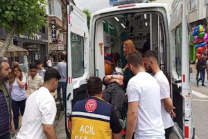 Zonguldak’ın Çaycuma ilçesinde yolun karşısına geçmek isteyen yayaya araba çarptı.