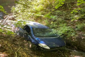 Bolu’da Yedigöller Milli Parkı yolunda kontrolden çıkan otomobil şarampole uçtu.