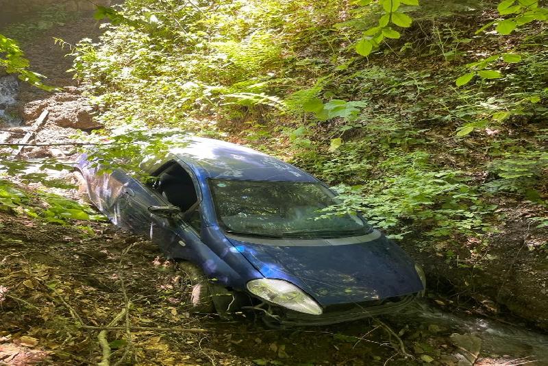 Yedigöller yolunda şarampole uçtu: 1 yaralı Bolu’da Yedigöller Milli Parkı yolunda kontrolden çıkan otomobil şarampole uçtu.