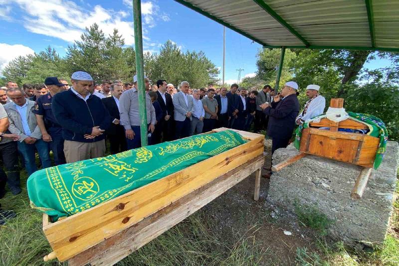 Kastamonu’nun Taşköprü ilçesinde sarımsak tarlasında çalıştıkları sırada sağanak yağıştan kaçmak