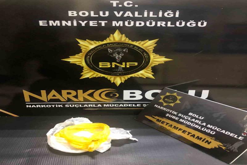 Yolcunun çantasından 45.25 gram uyuşturucu çıktı Bolu Emniyet Müdürlüğü Narkotik Suçlarla Mücadele Şube Müdürlüğü ekipleri tarafından