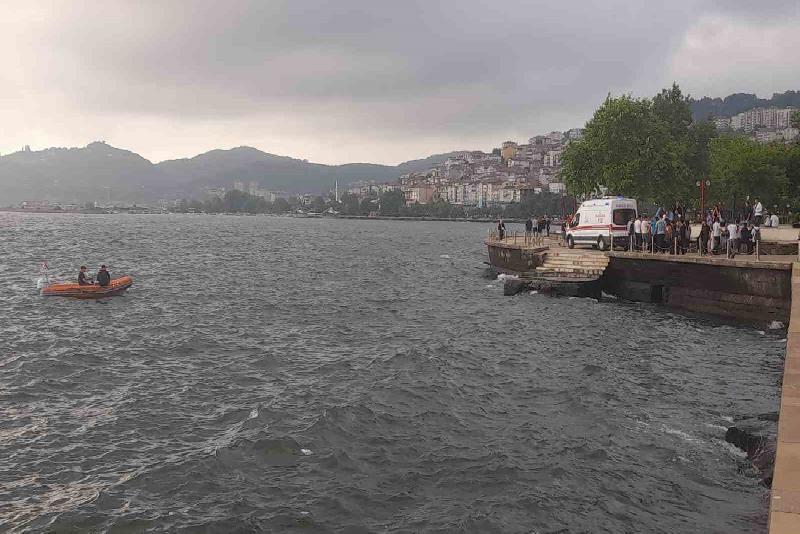 Zonguldak’ın Ereğli ilçesinde bir kişi henüz bilinmeyen bir nedenle denize