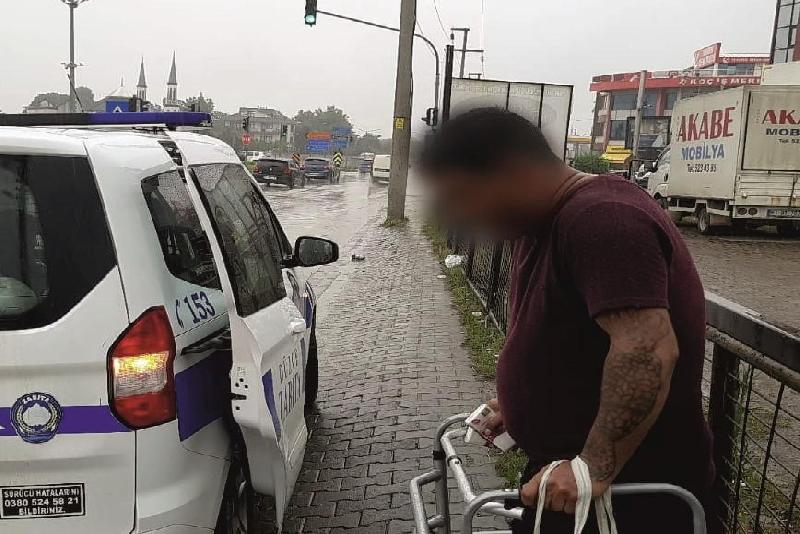 Düzce Belediyesi Zabıta Müdürlüğü ekipleri, kendisini engelli gibi gösterip yürüteçle