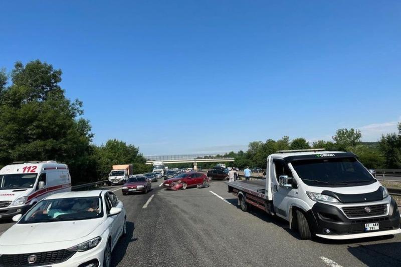 Zincirleme kazada 7 araç birbirine girdi DÜZCE (İHA) – TEM Otoyolu Düzce geçişinde 7 aracın karıştığı