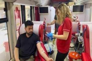 Zonguldak’ta vatandaşların Gazipaşa Caddesi’nde kan bağışı aracında kan bağışına ilgisi