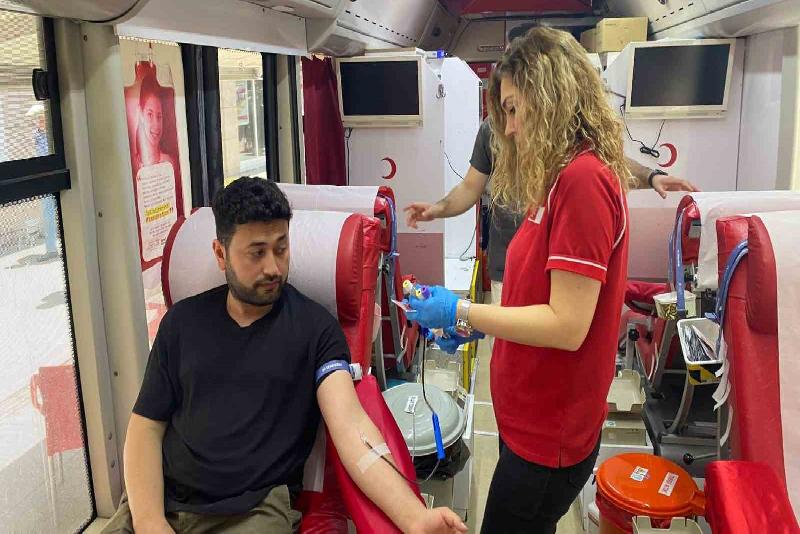 Zonguldak’ta vatandaşların Gazipaşa Caddesi’nde kan bağışı aracında kan bağışına ilgisi