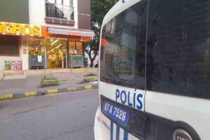 Zonguldak’ın Ereğli ilçesinde bir kişi yaşadığı apartmanın 3. katındaki dairesinden