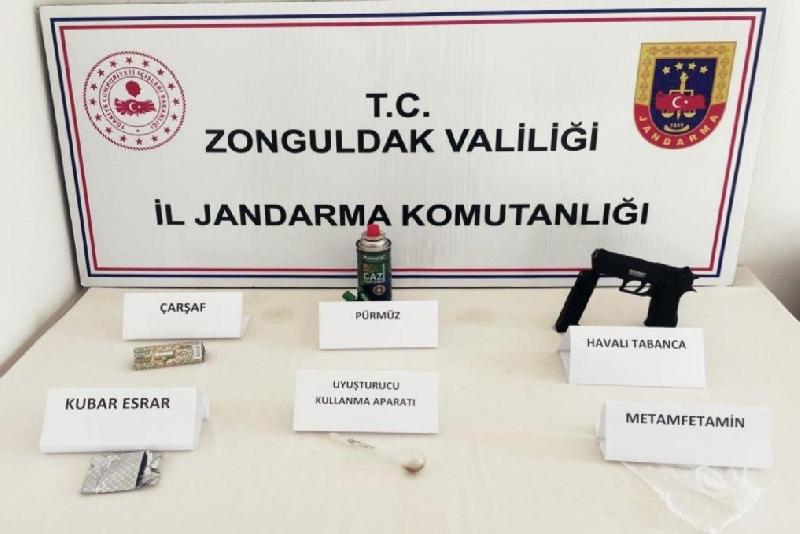 Zonguldak’ta jandarma ekipleri tarafından yapılan operasyonda uyuşturucu madde ele geçirildi.