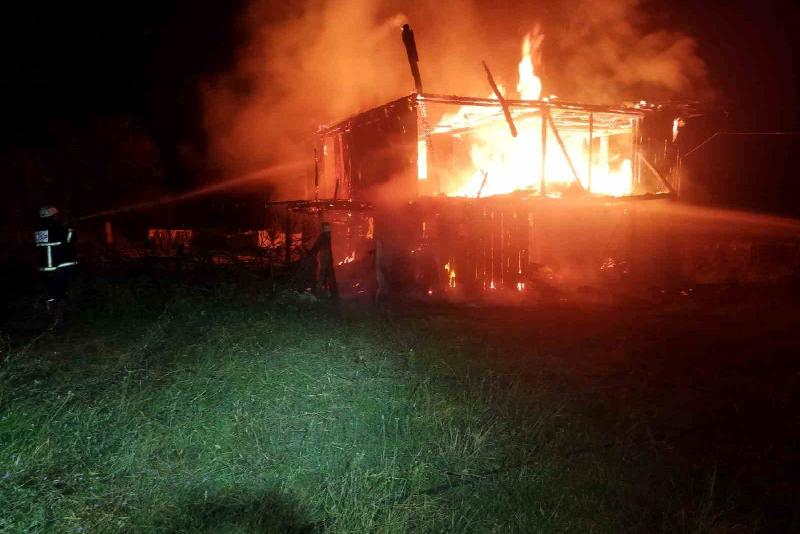 2 katlı ahşap ev küle döndü BOLU (İHA) – Bolu’nun Gerede ilçesinde çıkan yangında 2 katlı