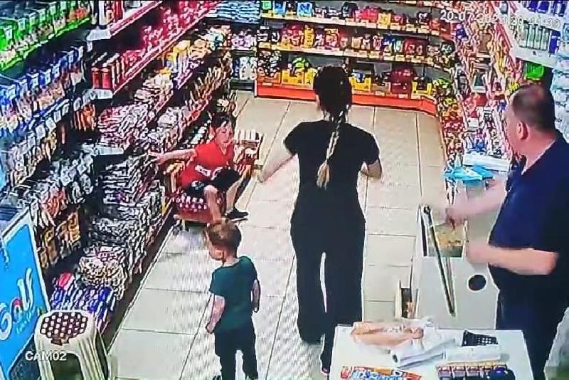 Bolu’da annesiyle market giden yaramaz kardeşlerden biri yumurta kolisinin üzerine