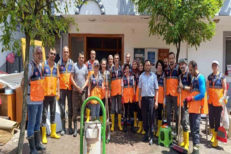 AFAD gönüllüleri, sel yaralarını sarmak için geldiler Zonguldak’ın Çaycuma ilçesi Saltukova beldesine gelen AFAD gönüllüleri, sel yaralarını