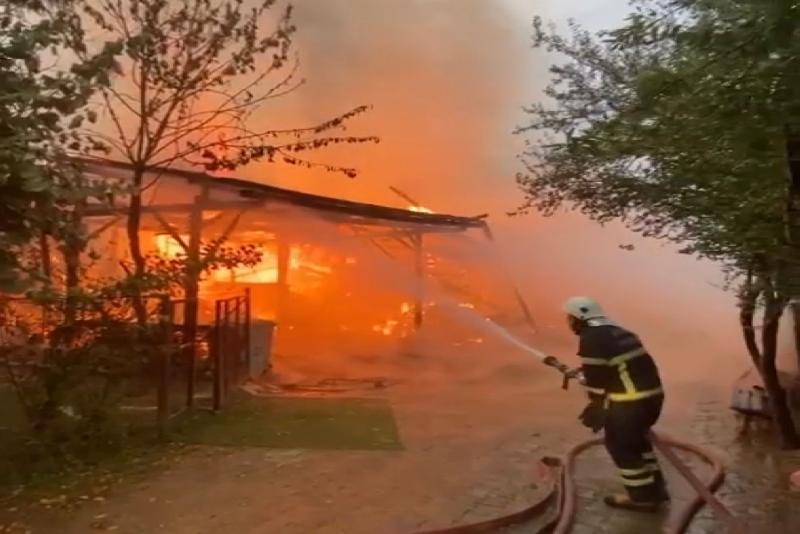 Düzce’de yangının çıktığı ahır kullanılamaz hale geldi. Olay, sabah saatlerinde