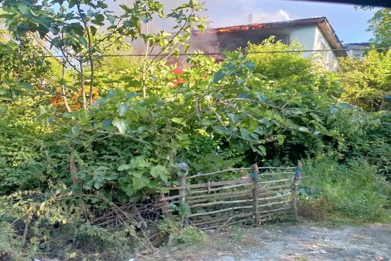 Zonguldak’ın Çaycuma ilçesinde iki katlı ahşap ev alev alev yandı.