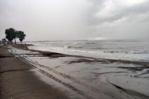 DÜZCE(İHA) – Düzce’nin Akçakoca ilçesinde Karadeniz’de fırtına beklendiğinden plajlarda denize