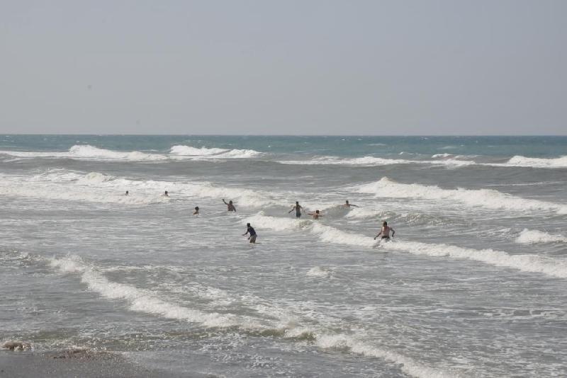 Düzce’nin Karadeniz sahili Akçakoca ilçesinde denize girmek kaymakamlık kararıyla yasaklandı.