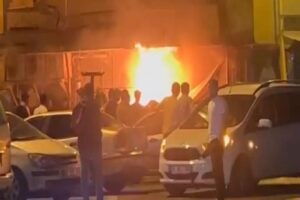 Düzce’nin Akçakoca ilçesinde marketin yanındaki boş alanda çıkan yangın, itfaiye