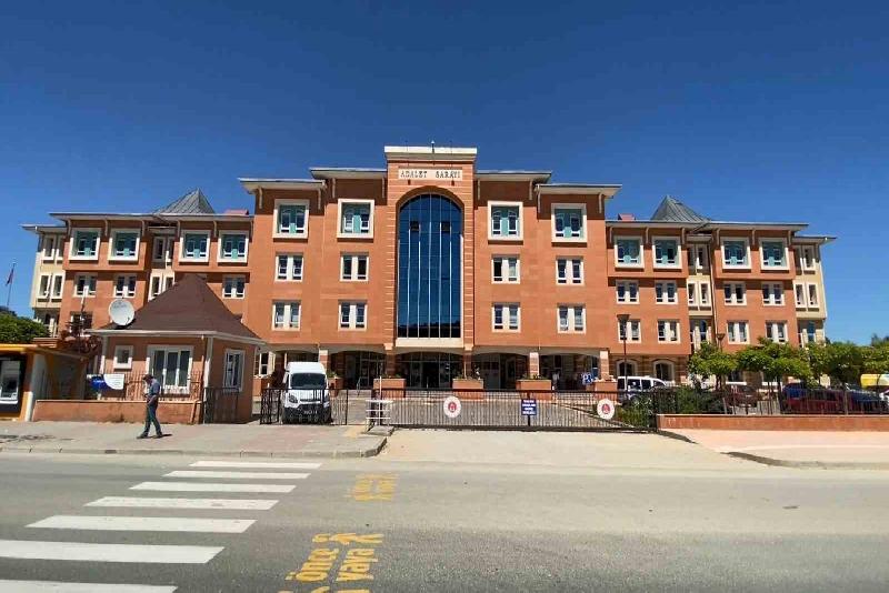 Kastamonu’da aracına bindikleri taksiyi bıçaklayarak öldüren iki genç tutuklandı. Olay,