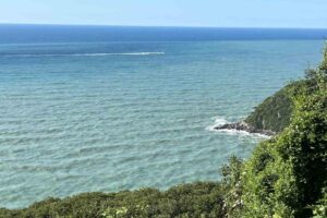 Bartın’ın Pilavkum plajında denize giren genç dalgaların arasında gözden kayboldu.