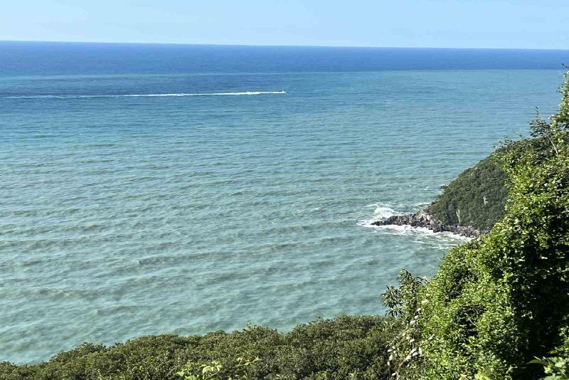 Bartın’ın Pilavkum plajında denize giren genç dalgaların arasında gözden kayboldu.