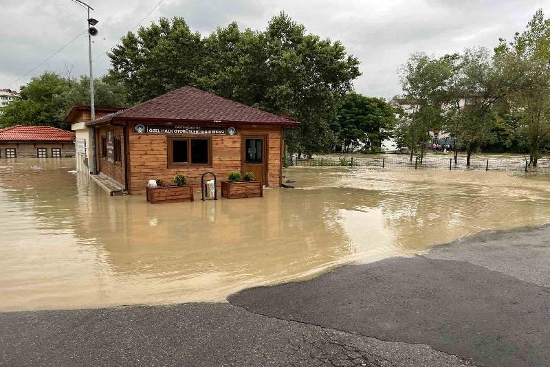 Bartın’da gece saatlerinden itibaren etkili olan sağanak nedeniyle bir çok