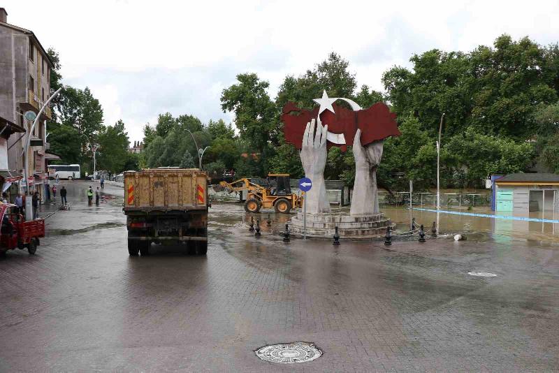 Bartın’da etkili olan sağanak yağış sonrası kent merkezinde sel suları