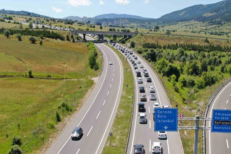 Bayram dönüşünde araç kuyruğu 70 kilometreye ulaştı İstanbul’u Karadeniz’e bağlayan ve 21 ilin geçiş noktası olan Karabük’ün
