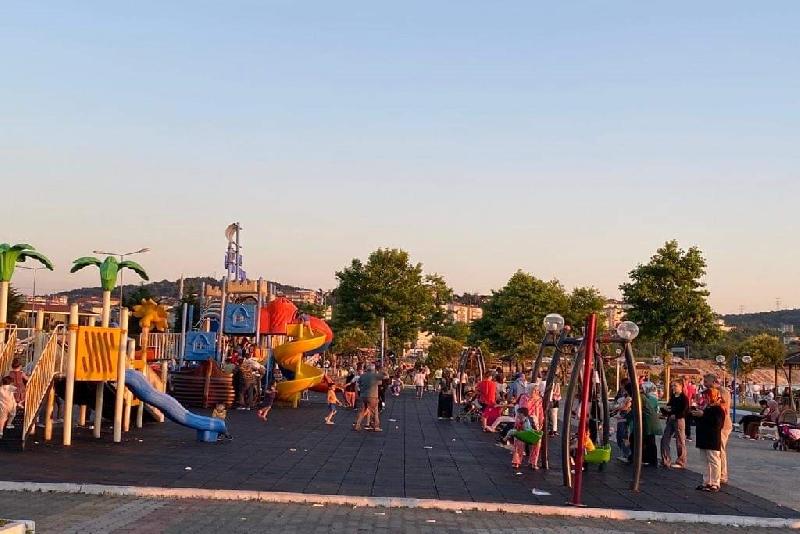 Zonguldak’ın Alaplı ilçesinde bayramın son günü vatandaşlar park ve sahillere