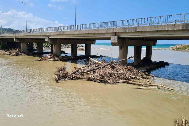 Biriken moloz yığınları tehlikeye davetiye çıkartıyor Zonguldak’ın Alaplı ilçesinde İstanbul Karayolu bağlantı köprünün altında biriken molozlar