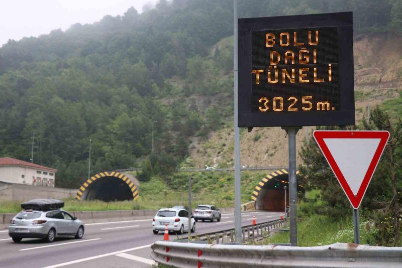 Bolu’da düzenlenen İl Koordinasyon Toplantısında konuşan Karayolları 4. Bölge Müdürü