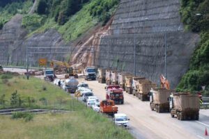 Bolu Dağı Tüneli’nin çıkışında heyelan sebebiyle trafiğe kapatılan TEM Otoyolu