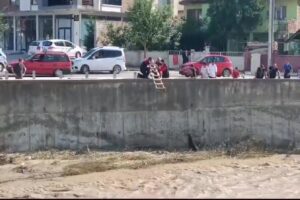 DÜZCE (İHA) – Düzce’de sağanak sebebiyle derede mahsur kalan sokak