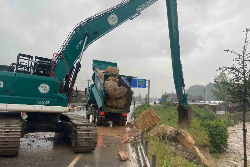 DÜZCE(İHA) – Düzce’de sağanak nedeniyle Asar Deresi’nde heyelan meydana geldi.