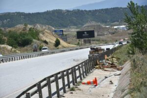 Kastamonu’nun Tosya ilçesinde D100 karayolunda şarampole devrilen arı kovanı yüklü