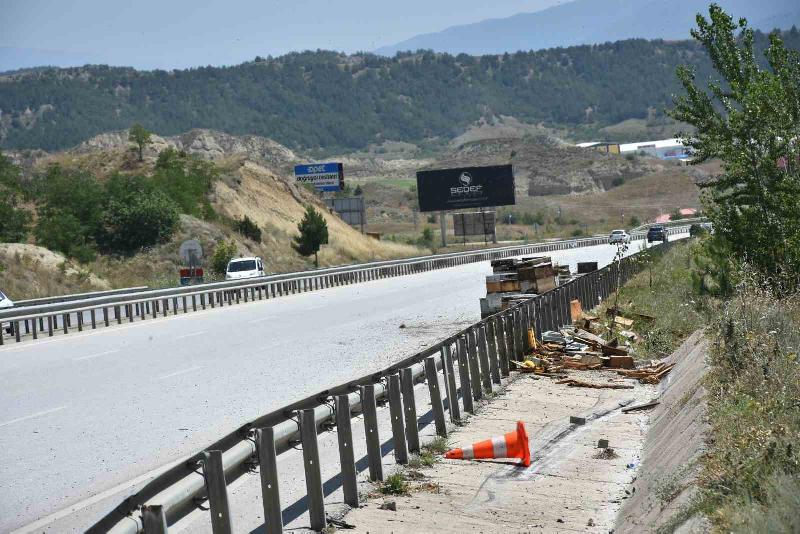 Kastamonu’nun Tosya ilçesinde D100 karayolunda şarampole devrilen arı kovanı yüklü