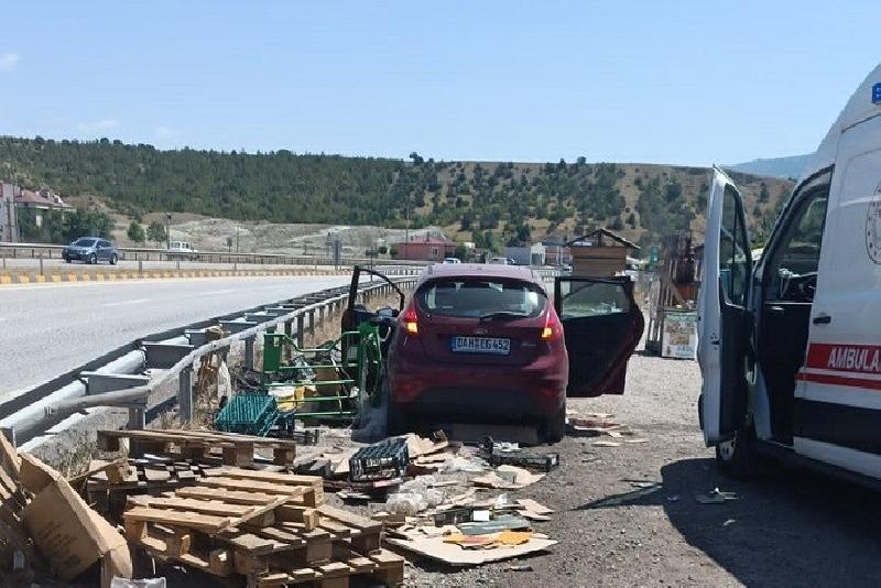 Kastamonu’nun Tosya ilçesi D100 karayolu bariyerlere çarpan otomobildeki 2 kişi