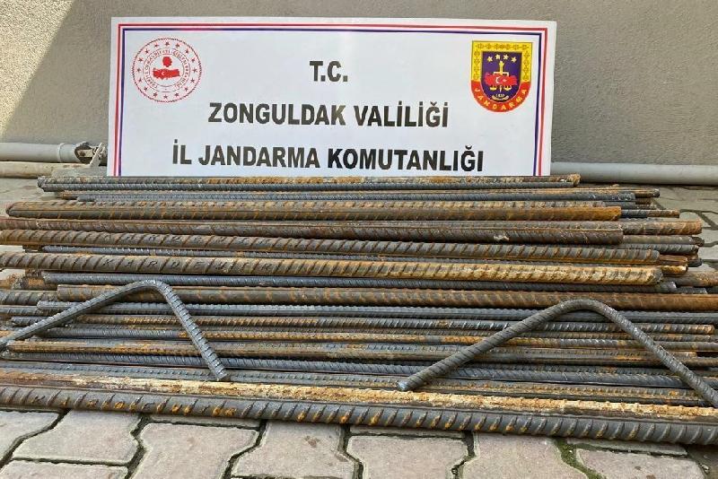 Zonguldak’ın Çaycuma ilçesinde demir hırsızlığı yapan 5 şüpheli ekiplerce yakalandı.