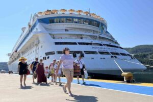 Rusya’nın Soçi limanından demir alan 193 metre uzunluğa ve 30