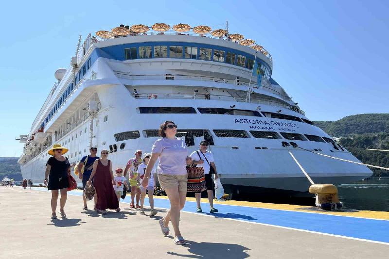 Rusya’nın Soçi limanından demir alan 193 metre uzunluğa ve 30