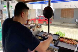 Zonguldak’ın Devrek ilçesinde sel felaketinin izleri siliniyor. Esnaflar çamurla kaplanan