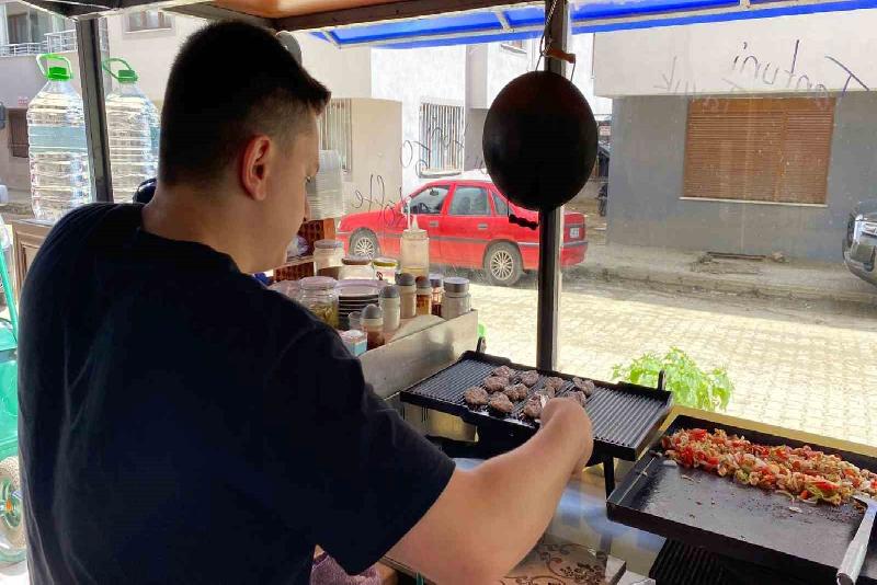 Zonguldak’ın Devrek ilçesinde sel felaketinin izleri siliniyor. Esnaflar çamurla kaplanan