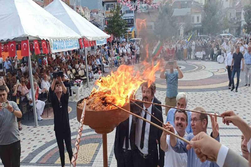 Devrek’te festival meşalesi ateşlendi Zonguldak’ın Devrek ilçesinde “32. Uluslararası Devrek Baston ve Kültür Festivali”