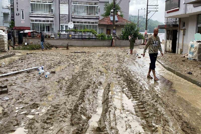 Devrek’te temizlik çalışmaları başladı Zonguldak’ın Devrek ilçesinde yaşanan sel felaketi sonrası temizlik çalışmaları başladı.