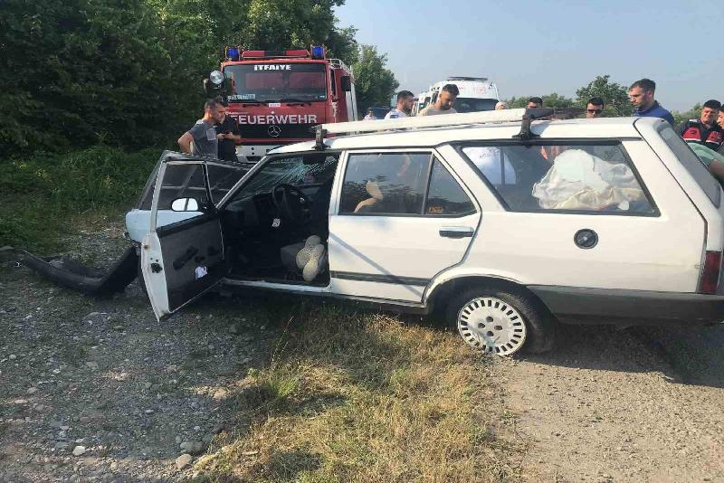 Zonguldak’ın Çaycuma ilçesinde direksiyon hakimiyetini kaybeden sürücü yol kenarında ki