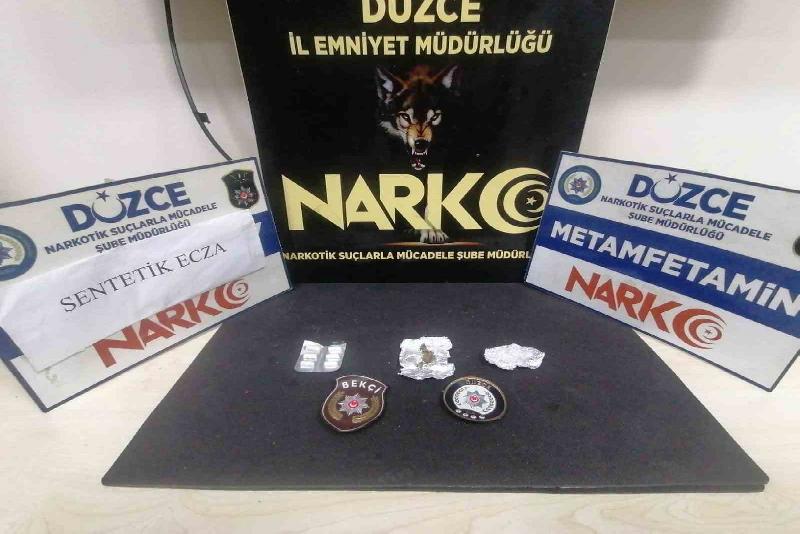 Durumundan şüphelenilen şahıstan uyuşturucu çıktı Düzce’de mahalle bekçilerinin durumundan şüphelenerek durdurduğu şahsın üzerinden uyuşturucu madde